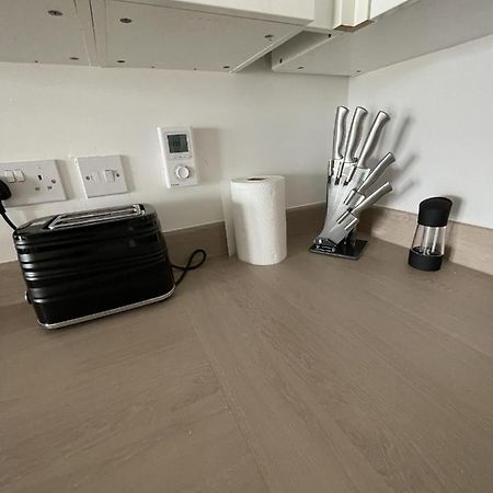 Modern 2-Bed Apartment In The Heart Of Salford Quays Esterno foto