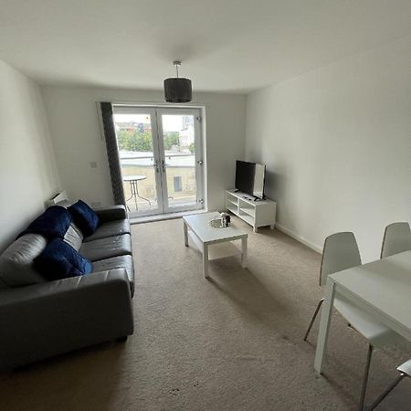 Modern 2-Bed Apartment In The Heart Of Salford Quays Esterno foto