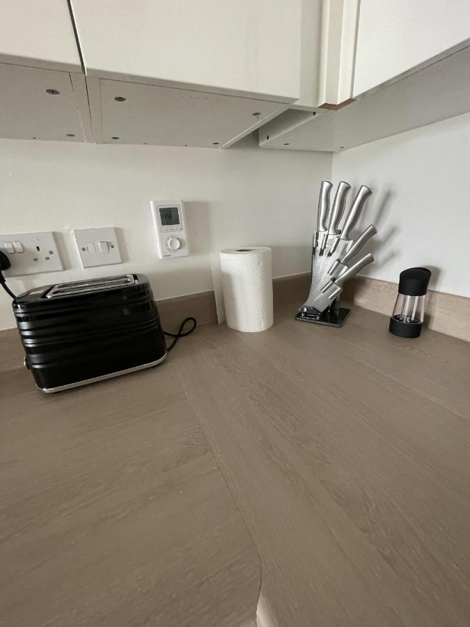 Modern 2-Bed Apartment In The Heart Of Salford Quays Esterno foto