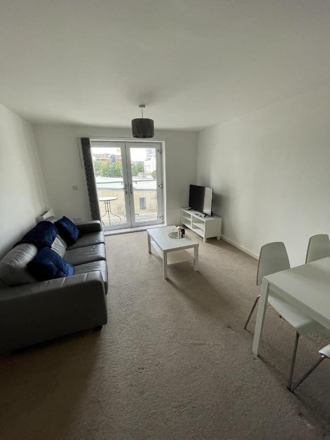 Modern 2-Bed Apartment In The Heart Of Salford Quays Esterno foto