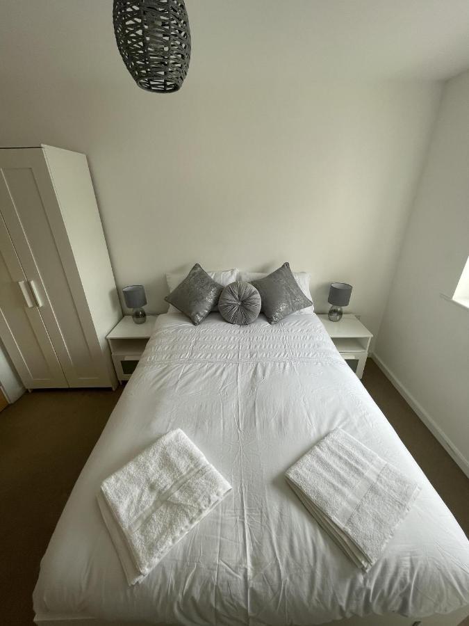 Modern 2-Bed Apartment In The Heart Of Salford Quays Esterno foto