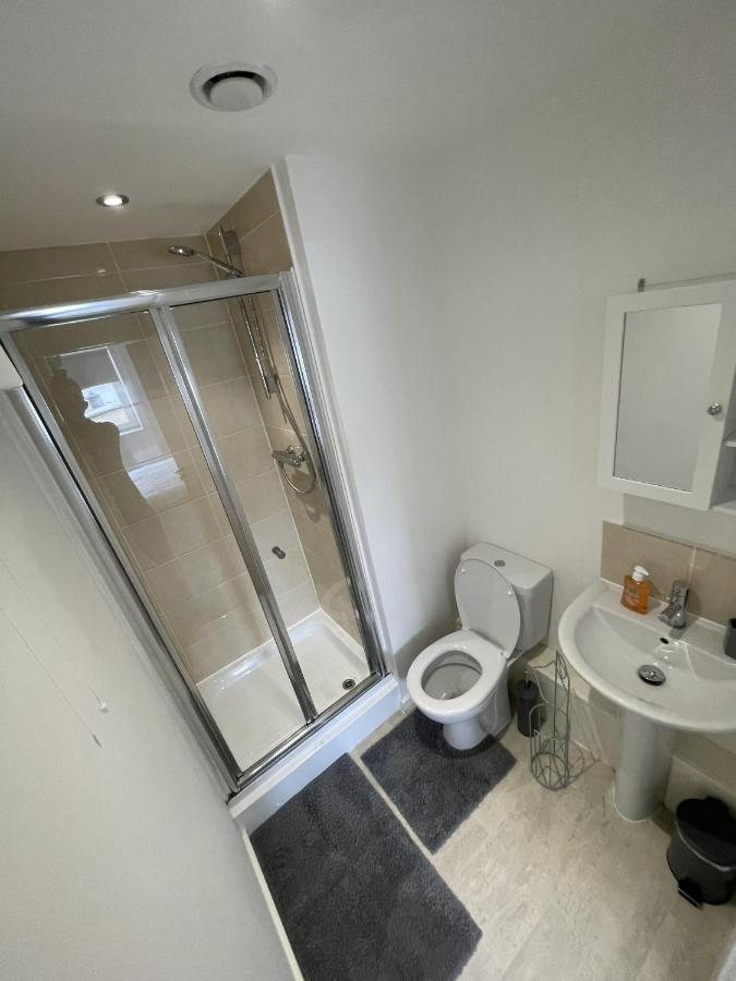 Modern 2-Bed Apartment In The Heart Of Salford Quays Esterno foto