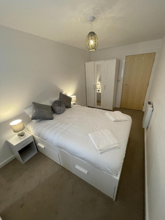 Modern 2-Bed Apartment In The Heart Of Salford Quays Esterno foto