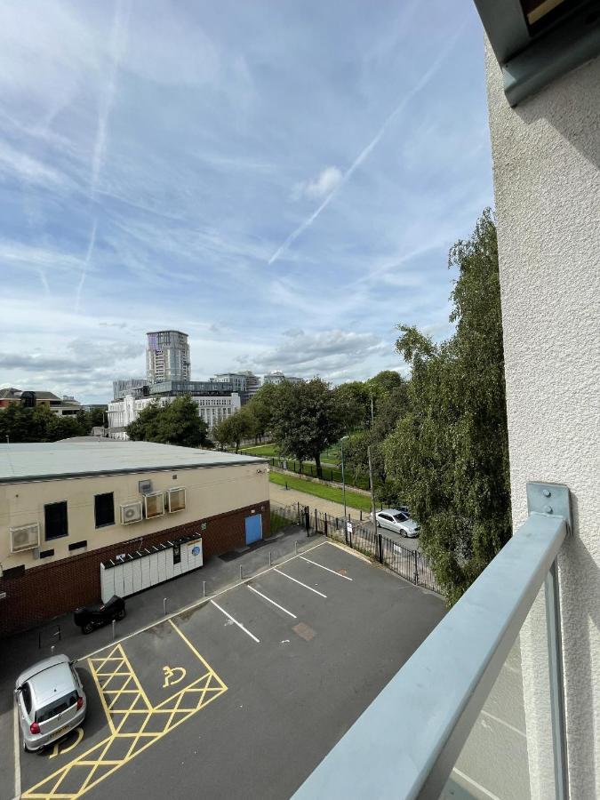 Modern 2-Bed Apartment In The Heart Of Salford Quays Esterno foto
