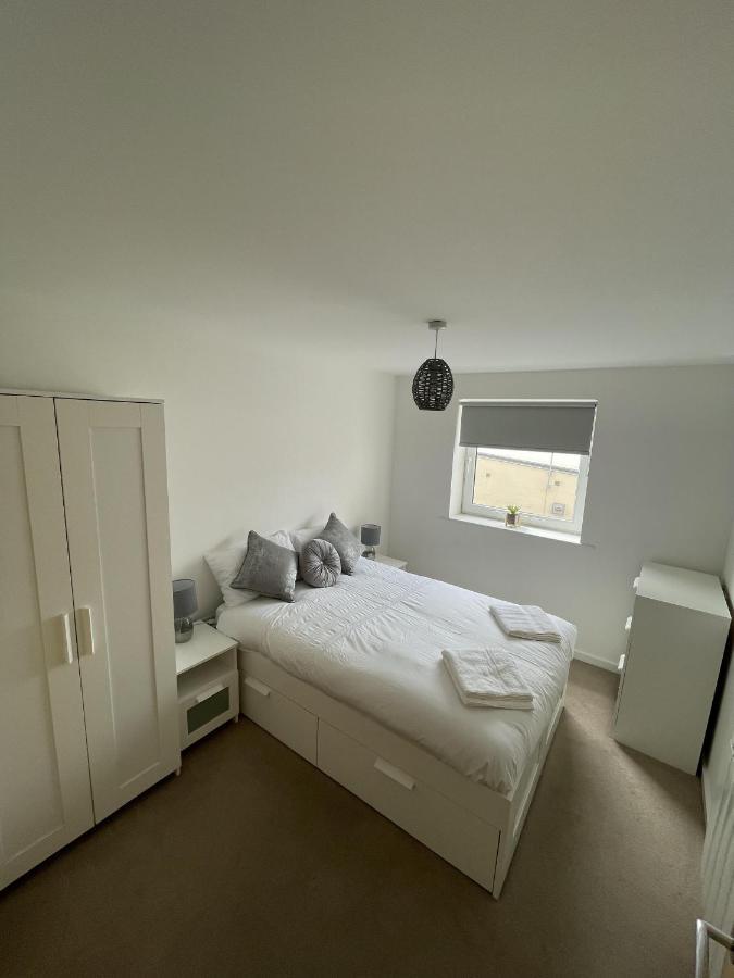 Modern 2-Bed Apartment In The Heart Of Salford Quays Esterno foto