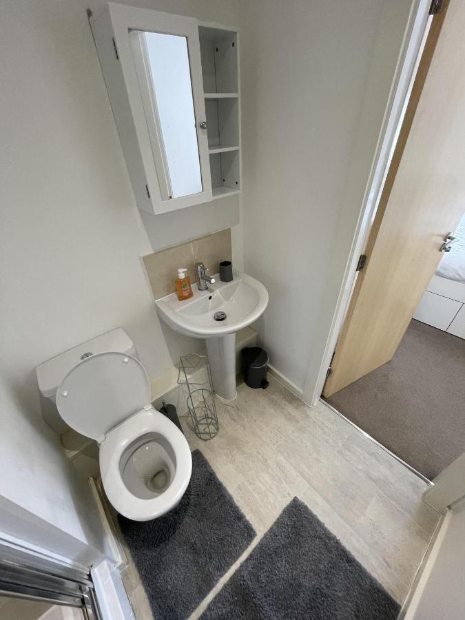 Modern 2-Bed Apartment In The Heart Of Salford Quays Esterno foto