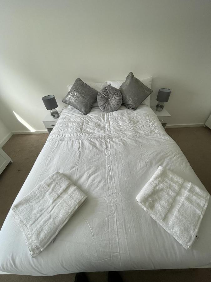 Modern 2-Bed Apartment In The Heart Of Salford Quays Esterno foto