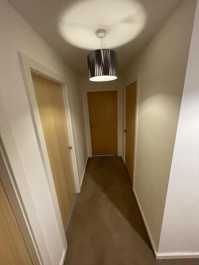 Modern 2-Bed Apartment In The Heart Of Salford Quays Esterno foto