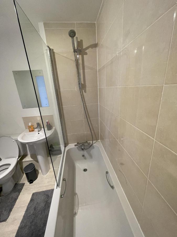 Modern 2-Bed Apartment In The Heart Of Salford Quays Esterno foto