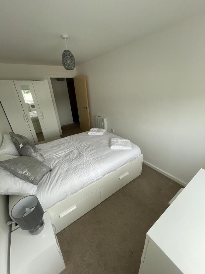 Modern 2-Bed Apartment In The Heart Of Salford Quays Esterno foto