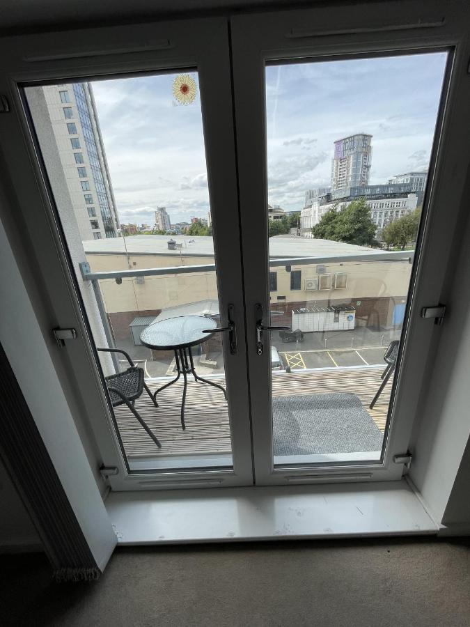 Modern 2-Bed Apartment In The Heart Of Salford Quays Esterno foto