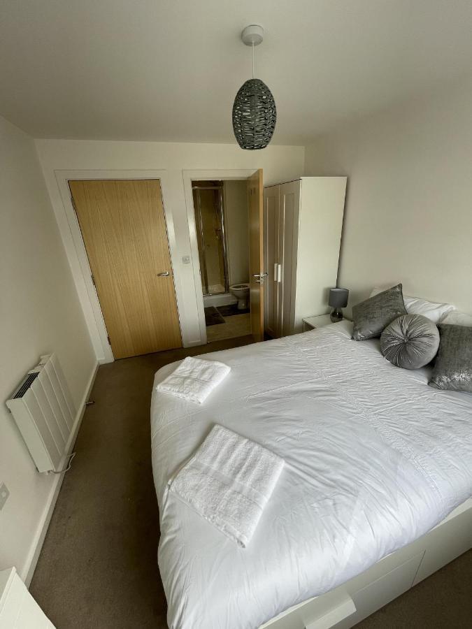Modern 2-Bed Apartment In The Heart Of Salford Quays Esterno foto