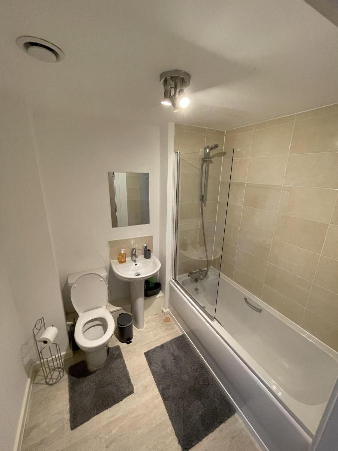 Modern 2-Bed Apartment In The Heart Of Salford Quays Esterno foto
