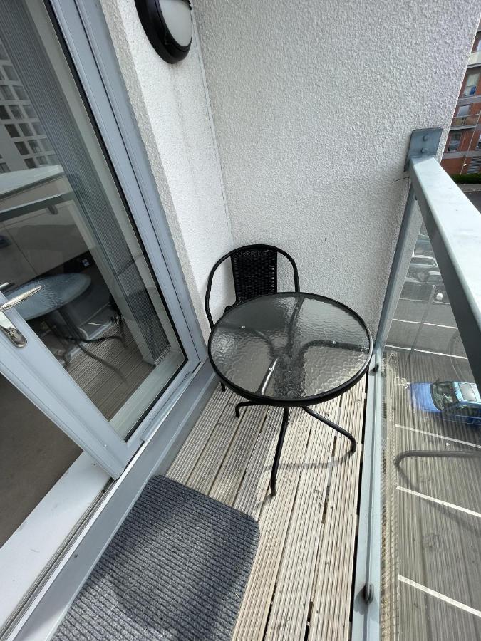 Modern 2-Bed Apartment In The Heart Of Salford Quays Esterno foto